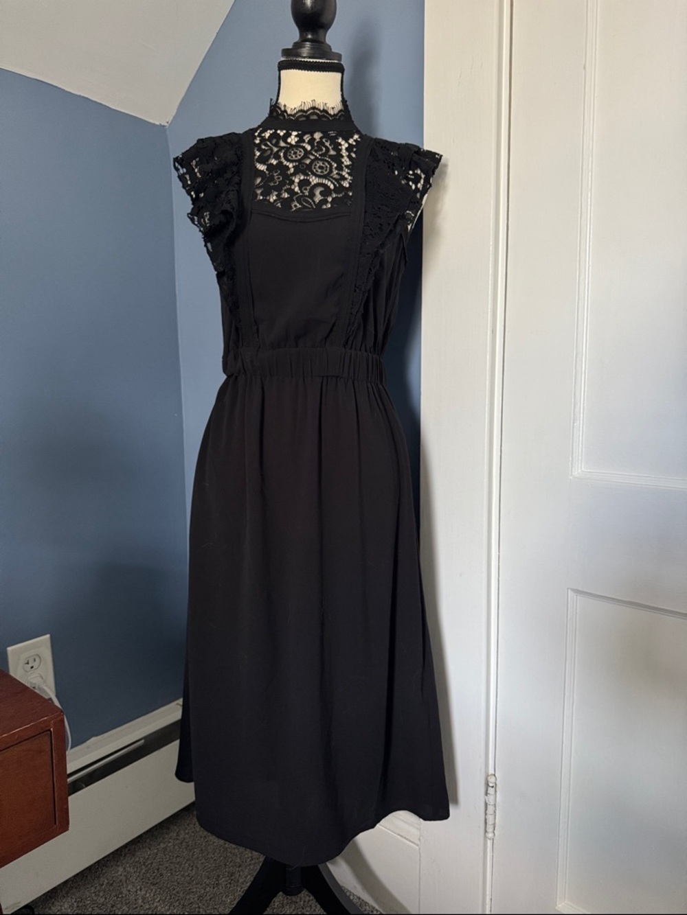 Black Lace Yoke Cap Sleeve Midi Dress
